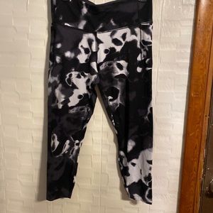 UNDER ARMOUR BLACK & WHITE LEGGINGS LARGE